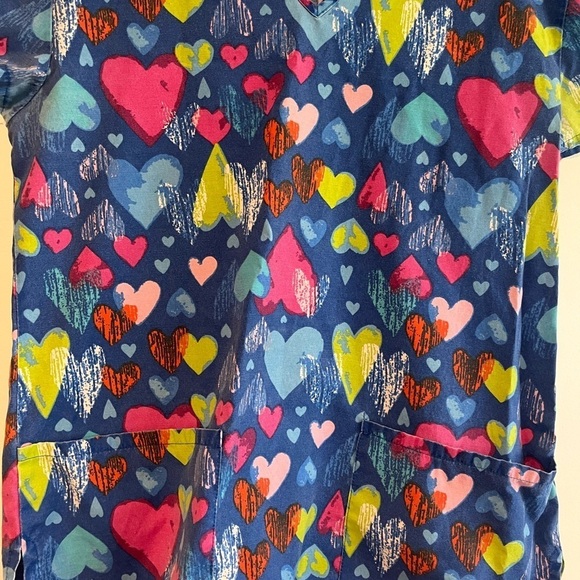 Multicolor heart pattern scrub top PSW nurse nursing healthcare animal dental - Picture 6 of 8